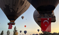 Kapadokya'da Zafer Bayramı coşkusu! Balonlar Türk Bayrağı ile uçtu