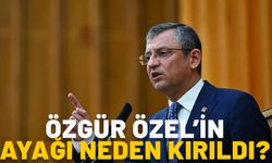 ÖZGÜR ÖZEL’İN AYAĞI NEDEN KIRILDI? KAZA MI GEÇİRDİ, NE OLDU?