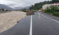 Şiddetli yağış heyelan getirdi: Yol tamamen çöktü