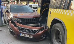 Otobüs otomobile çarpıp, dükkana girdi! 'Her şeyi param parça edecekti'