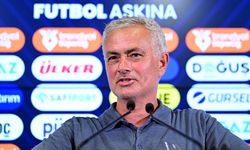 Mourinho'dan Osimhen yorumu: Kendini yere çok atıyor