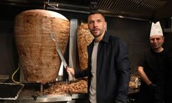 Podolski Türk döneri işini büyütüyor: Yeni dükkanlarda sunumu robotlar yapacak