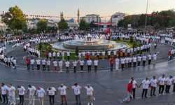 Sivas'ta 1058 kişi kol kola girdi, aynı anda halay çekti!