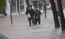 Şiddetli yağış sonrası sokak ve caddeler göle döndü: Vatandaşlar zor anlar yaşadı