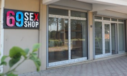 Kendisini mahkemeye veren komşularına kızan esnaf sex shop açtı!