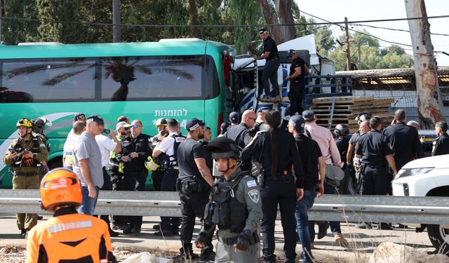 İsrail'de otobüs durağına saldırı: Onlarca yaralı ve ölü var!