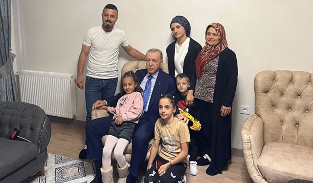 Cumhurbaşkanı Erdoğan'dan depremzede aileye ziyaret